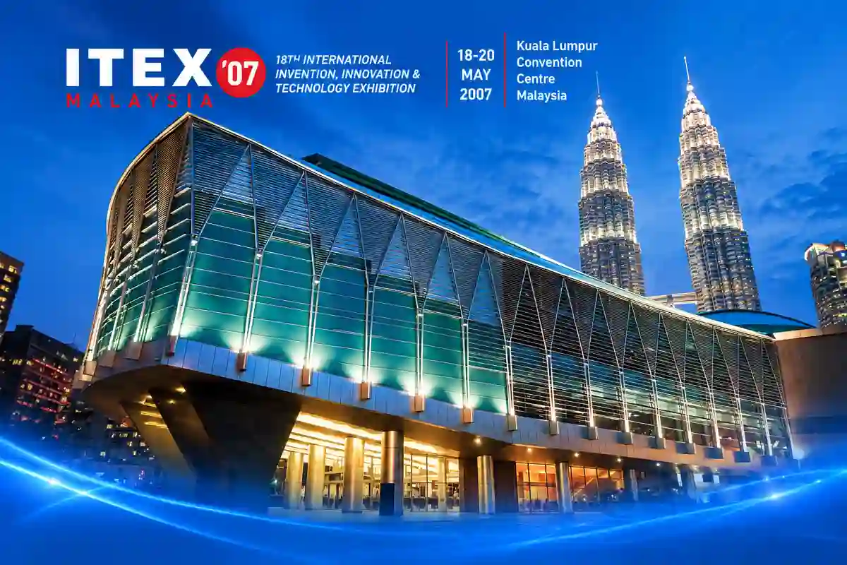 Kuala Lumpur Convention Centre med Petronas Twin Towers i bakgrunden under innovationsmässan ITEX 2007